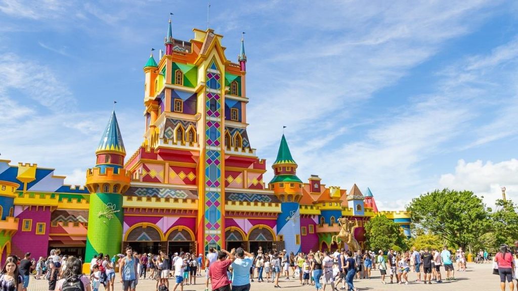 Entrada colorida do Beto Carrero World em Penha, o maior parque temático da América Latina
