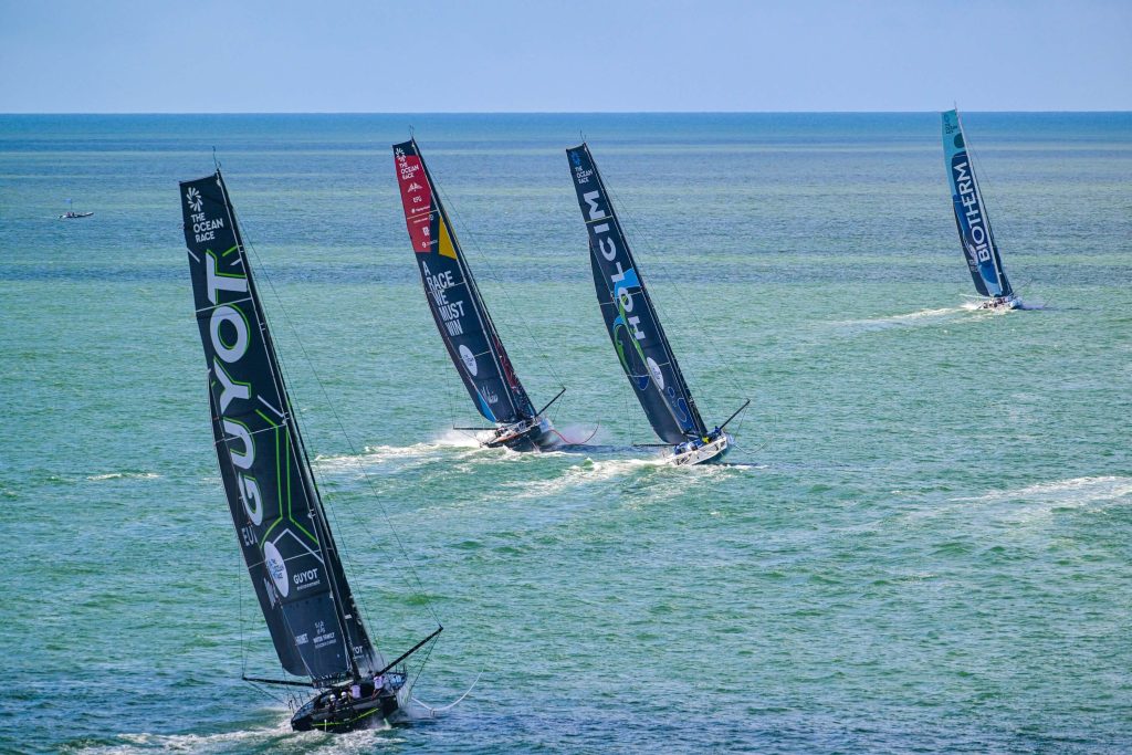 Veleiros da The Ocean Race em Itajaí durante largada rumo aos Estados Unidos, destaque internacional do evento náutico.