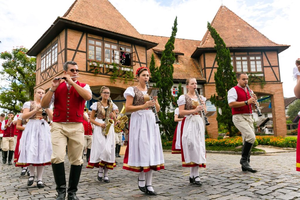 Desfile de músicos com trajes típicos alemães durante a Oktoberfest em Blumenau, Santa Catarina