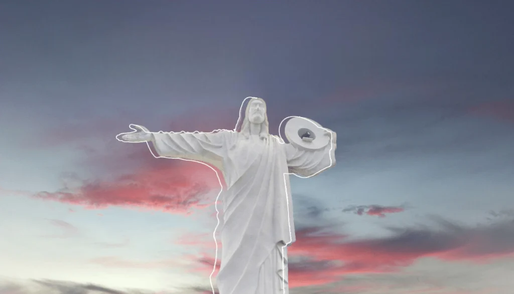 Ilustração estilizada do Cristo Luz ao pôr do sol, com contorno branco destacado sobre o céu colorido