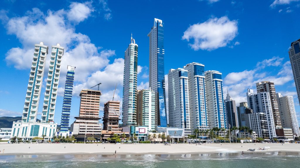 Duas torres gêmeas do Yachthouse Residence Club em Balneário Camboriú com fachada branca e sacadas curvas lembrando cascos de iate