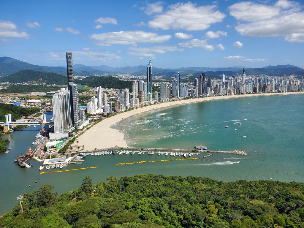 Vista aérea da Barra Sul de Balneário Camboriú com marina, edifícios de luxo e praia