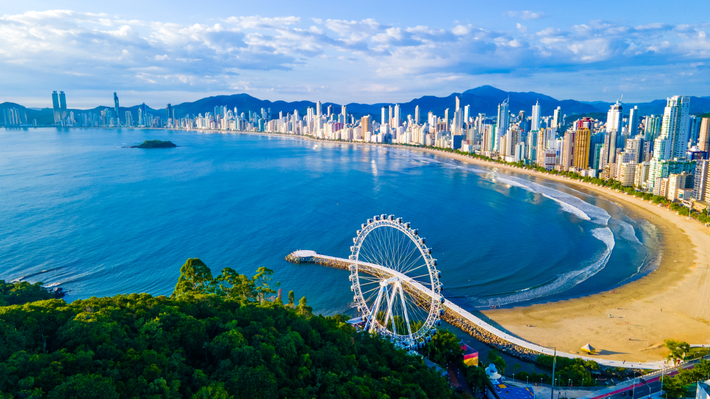 Roda-gigante e skyline de Balneário Camboriú - Vista panorâmica