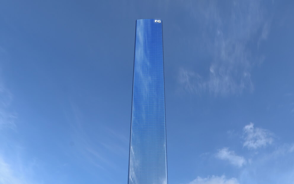 Detalhe da torre envidraçada da FG Tower em Balneário Camboriú, refletindo o céu azul em sua fachada contínua de vidro
